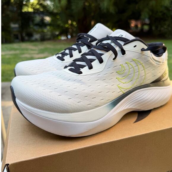 NWT Topo Athletic Atmos Running Shoes White Gray Size 11.5 main image 7